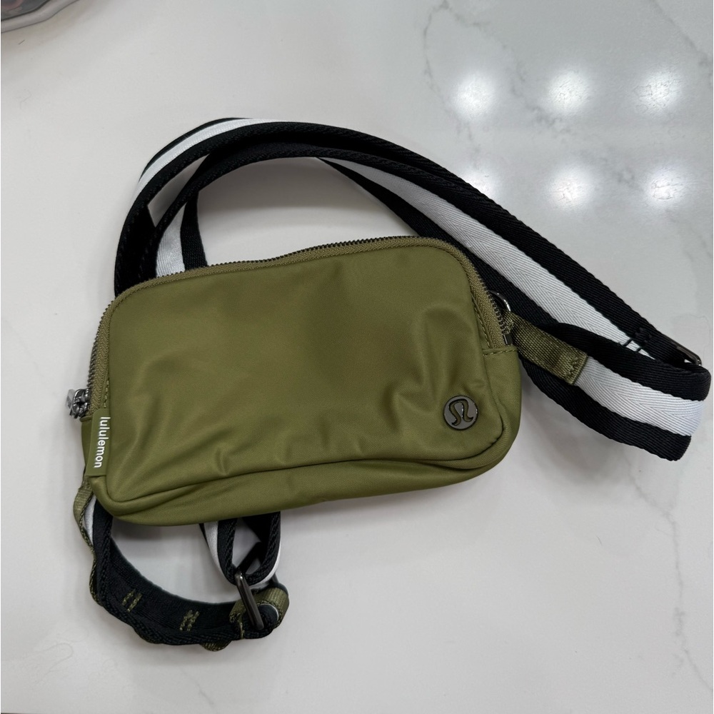 Lululemon Everywhere Crossbody Bag